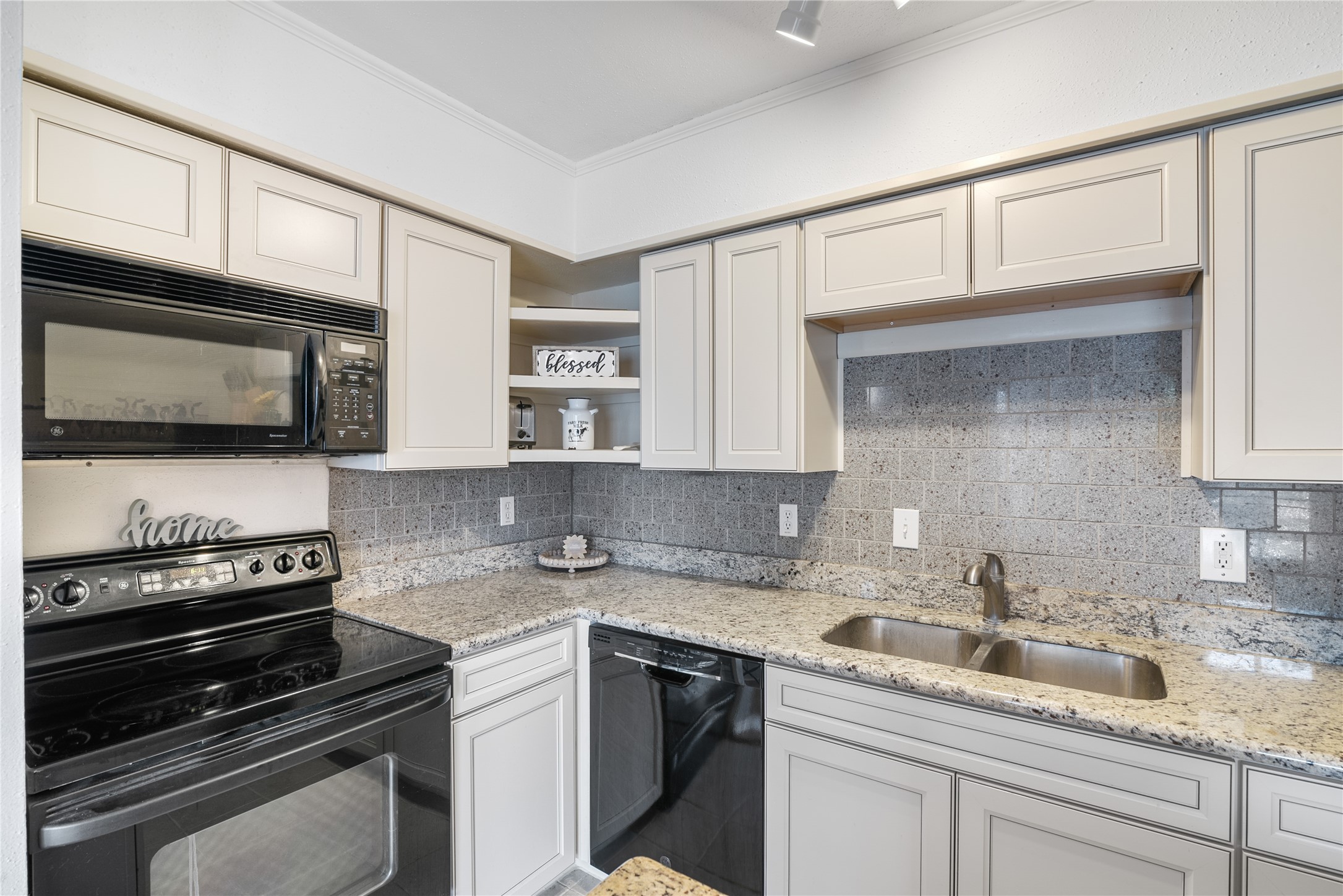 13151 Walden Road, Unit 161 Montgomery, TX 77356 - Photo 4 of 19 Upgraded kitchen cabinets and counters of granite. Easy maintenance for renting or living full time.