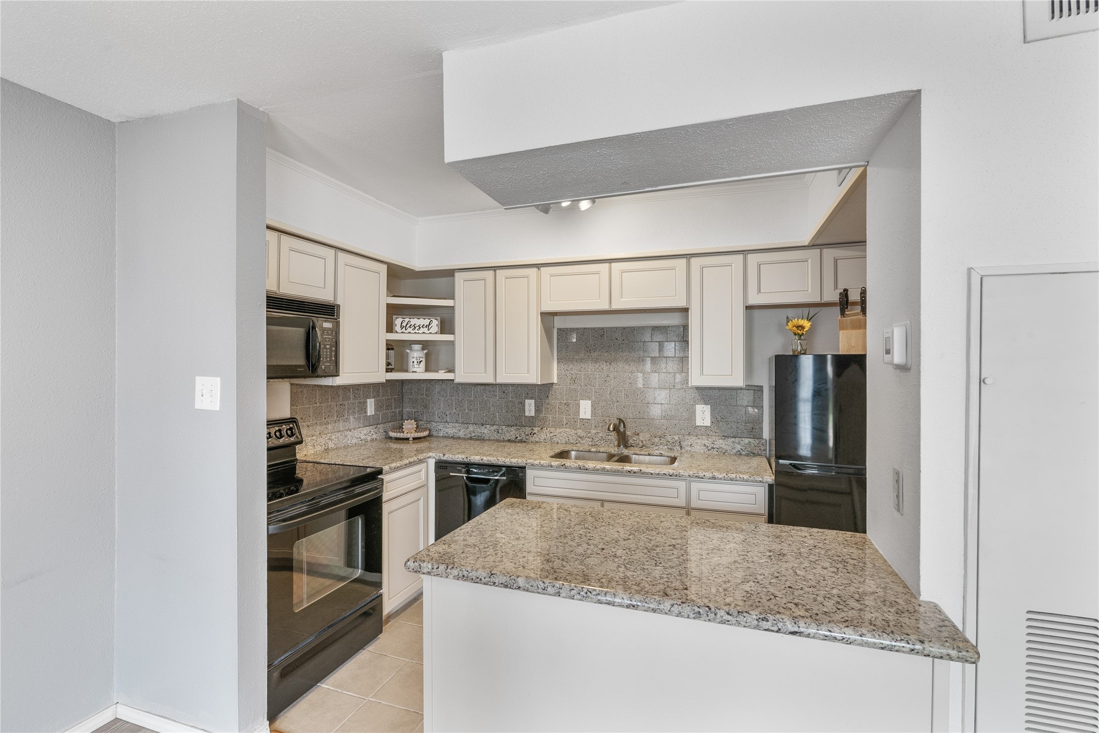 13151 Walden Road, Unit 161 Montgomery, TX 77356 - Photo 6 of 19 Updated kitchen, electric stove, washer/dryer combination stays with your new home.