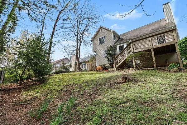 a view of a house with a yard