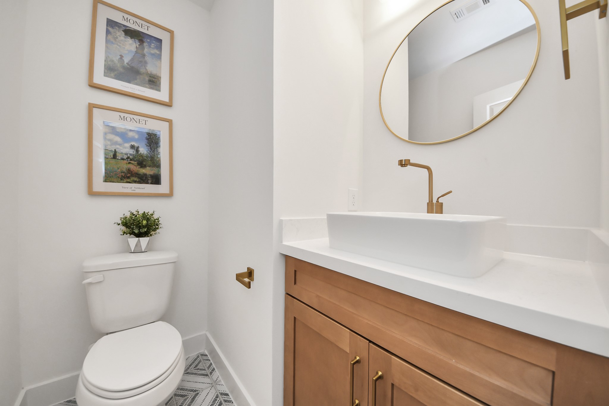 2211 Bevis Street Houston, TX 77008 - Photo 22 of 34 Powder room