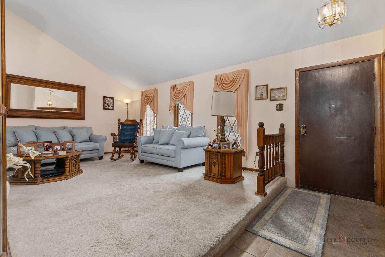 1124 Anvil Court Addison, IL 60101 - Photo 4 of 43 a living room with furniture