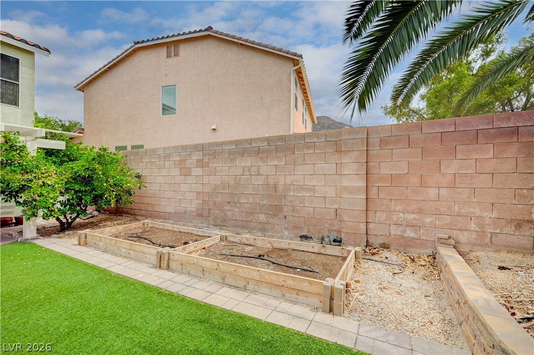 197 Kings Canyon Court Henderson, NV 89012 - Photo 36 of 39 View of yard featuring a garden
