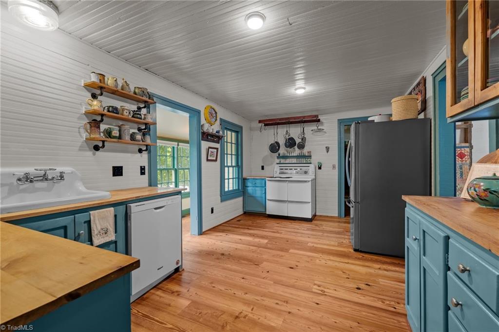 2409 Hodges Road Burlington, NC 27217 - Photo 11 of 45 Kitchen