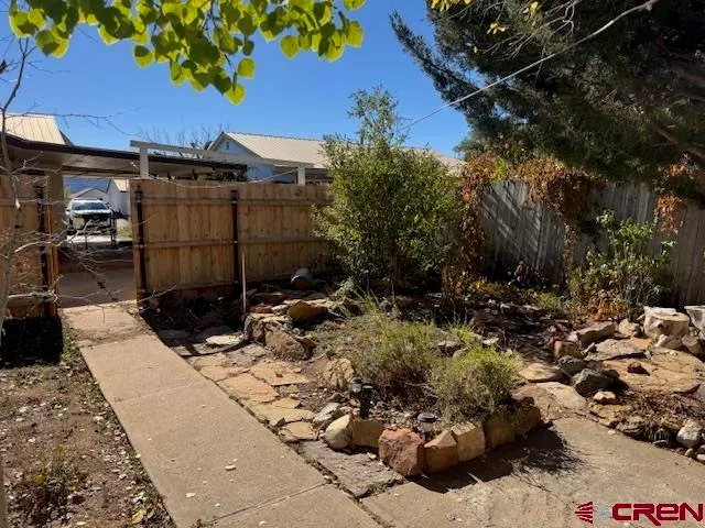 a view of a backyard