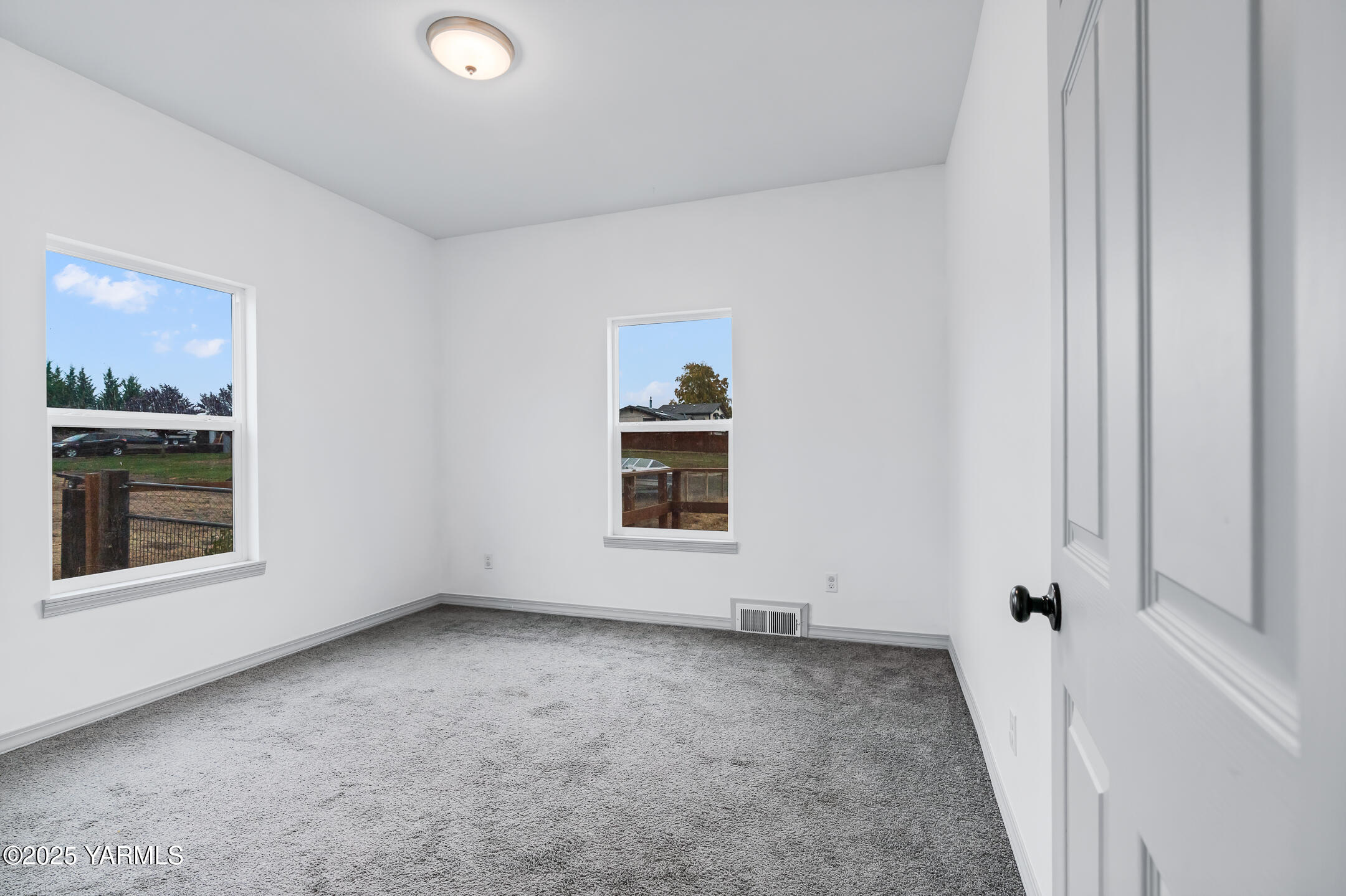 1891 North Wenas Road Selah, WA 98942 - Photo 13 of 27 a view of room and window