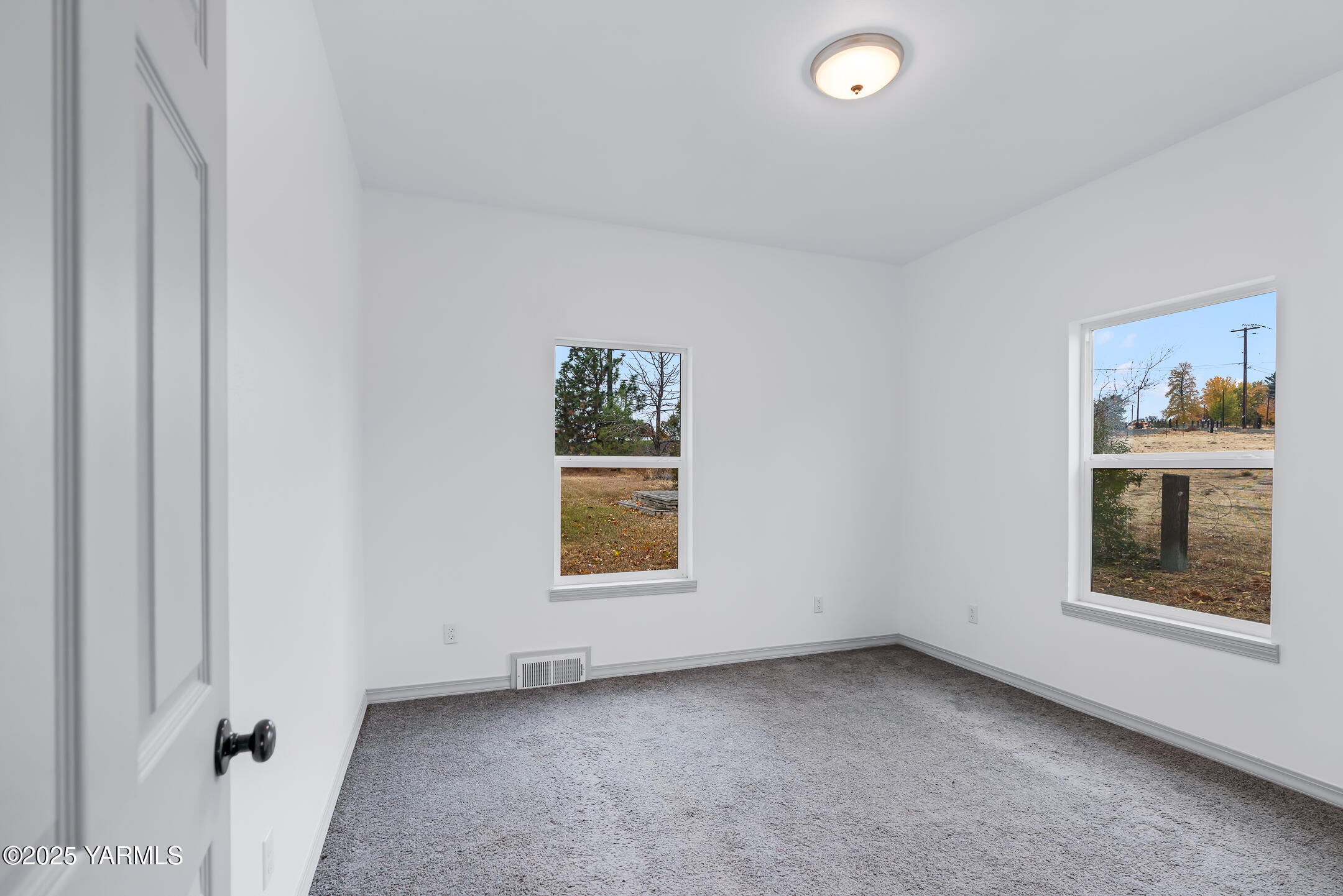 1891 North Wenas Road Selah, WA 98942 - Photo 14 of 27 an empty room with windows and closet