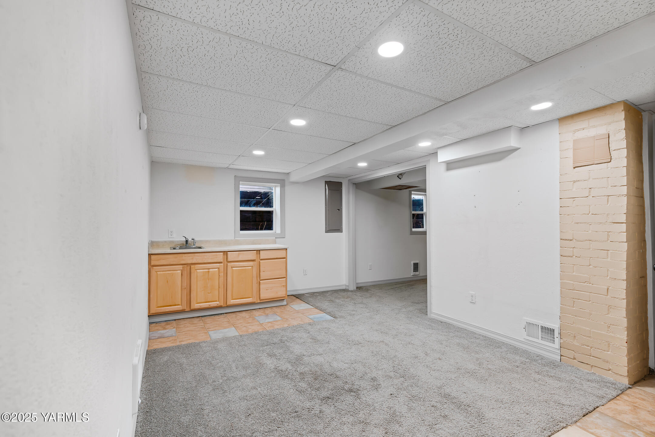 1891 North Wenas Road Selah, WA 98942 - Photo 18 of 27 an empty room with a kitchen