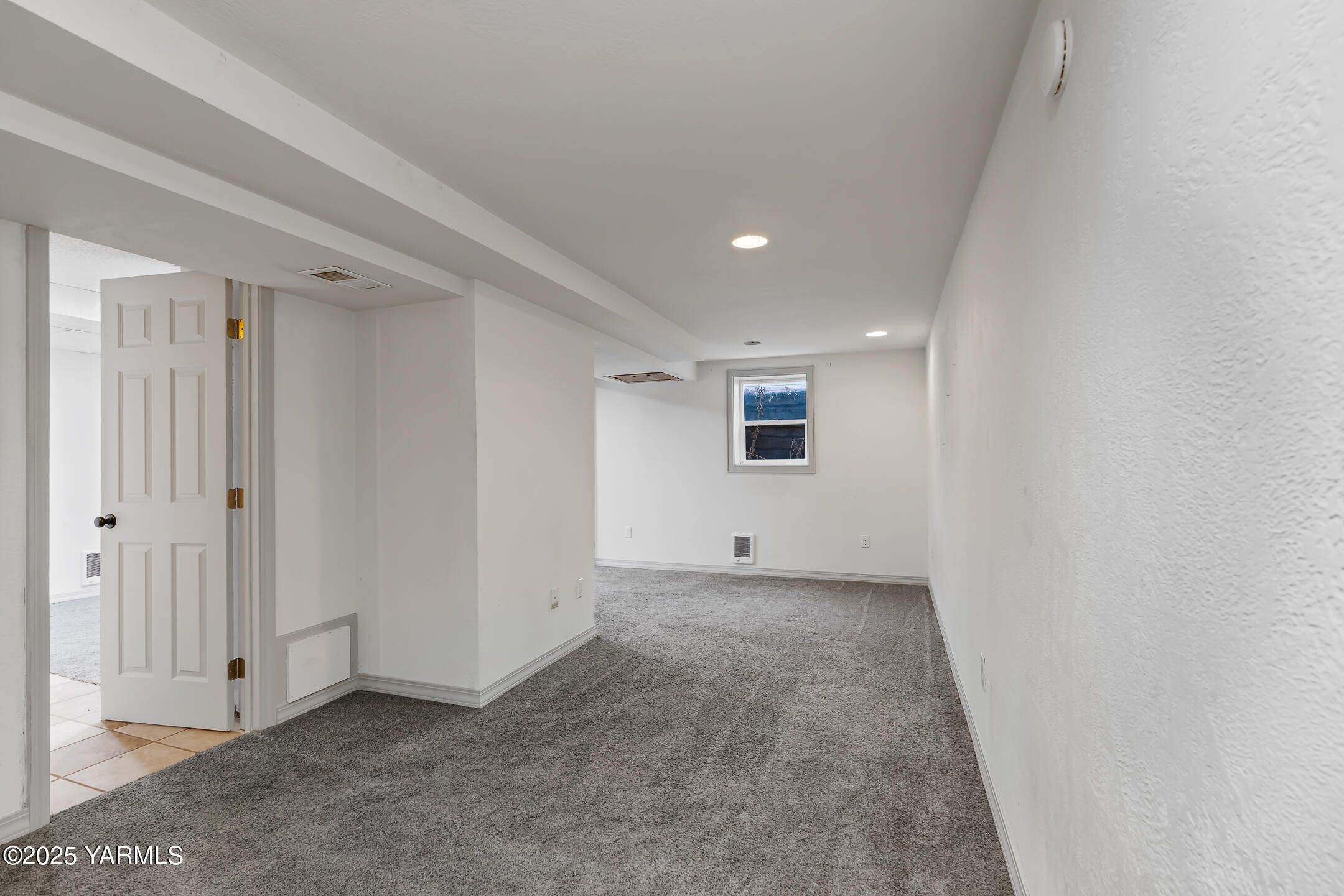 1891 North Wenas Road Selah, WA 98942 - Photo 20 of 27 a view of a big room with closet and windows