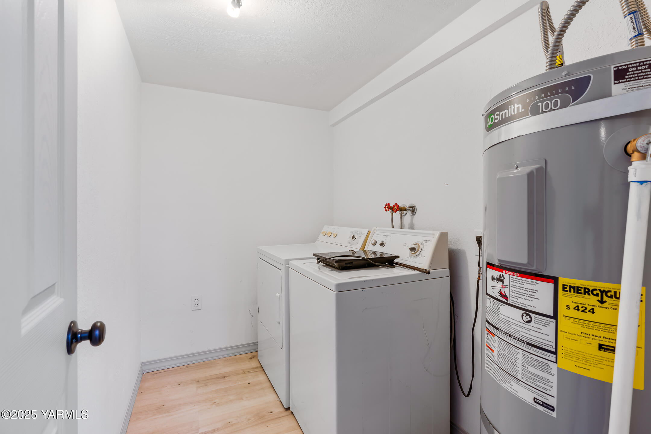 1891 North Wenas Road Selah, WA 98942 - Photo 21 of 27 a kitchen with stainless steel appliances a stove a refrigerator and a sink