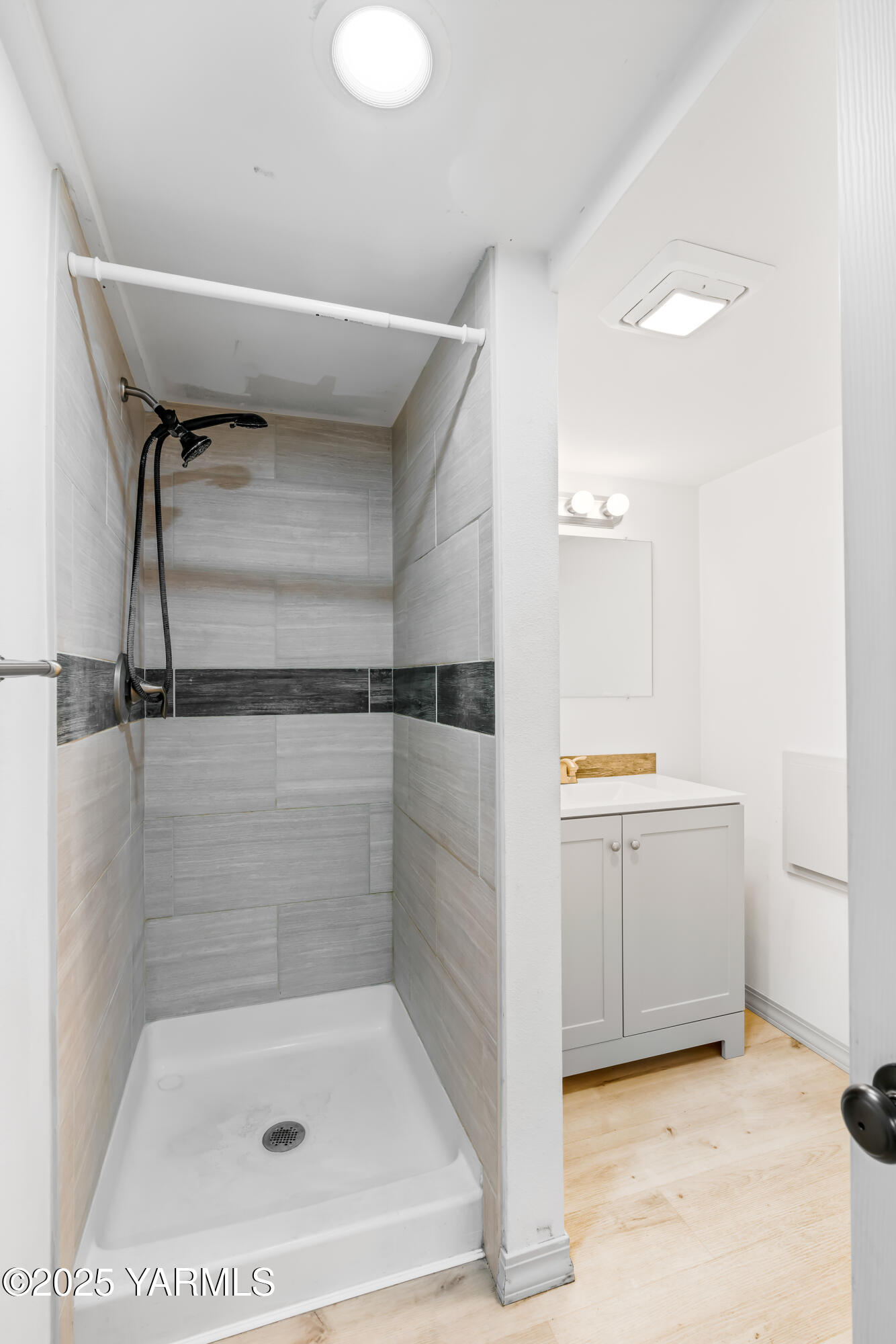 1891 North Wenas Road Selah, WA 98942 - Photo 22 of 27 a bathroom with a shower and mirror