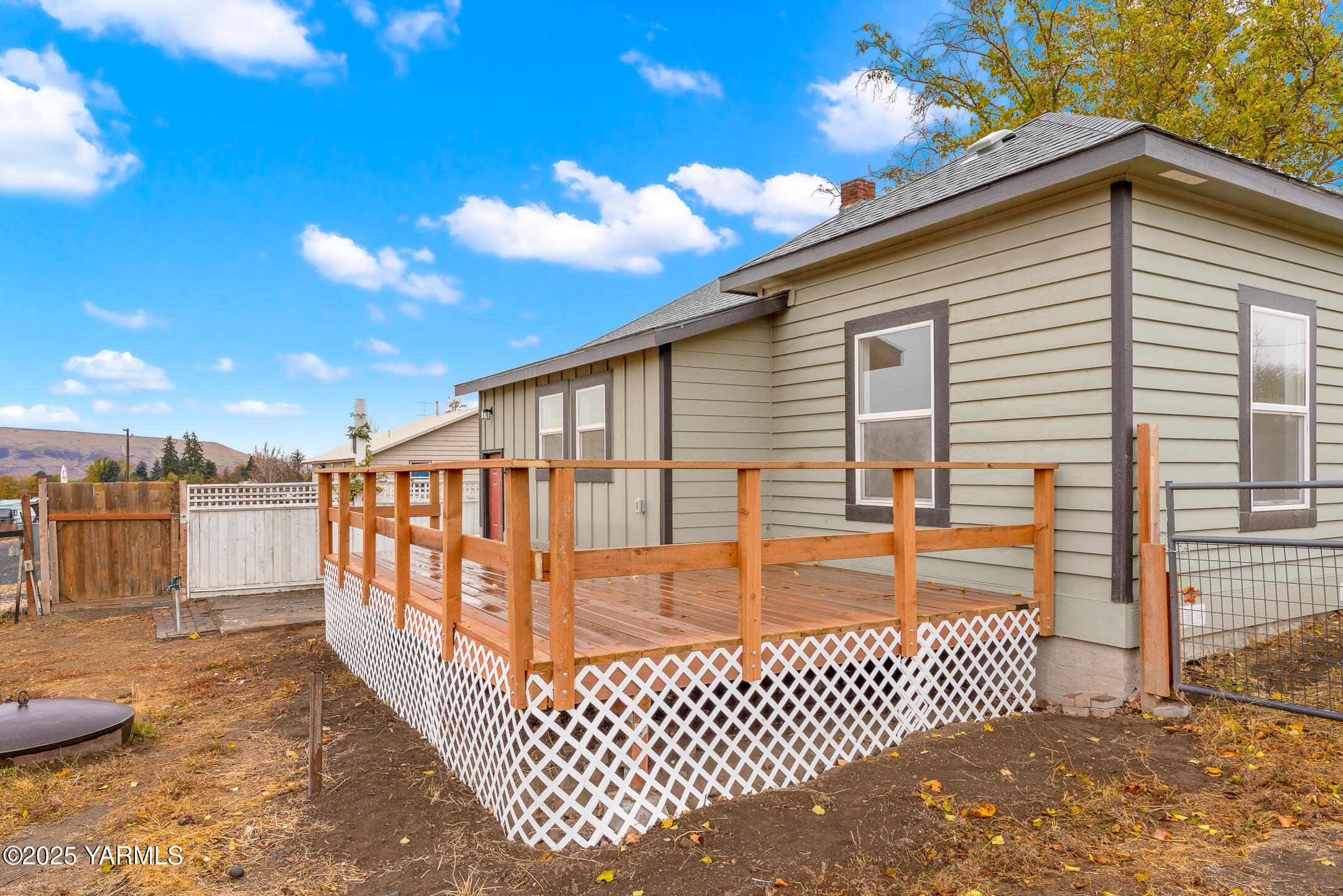 1891 North Wenas Road Selah, WA 98942 - Photo 23 of 27 a view of a house with a deck