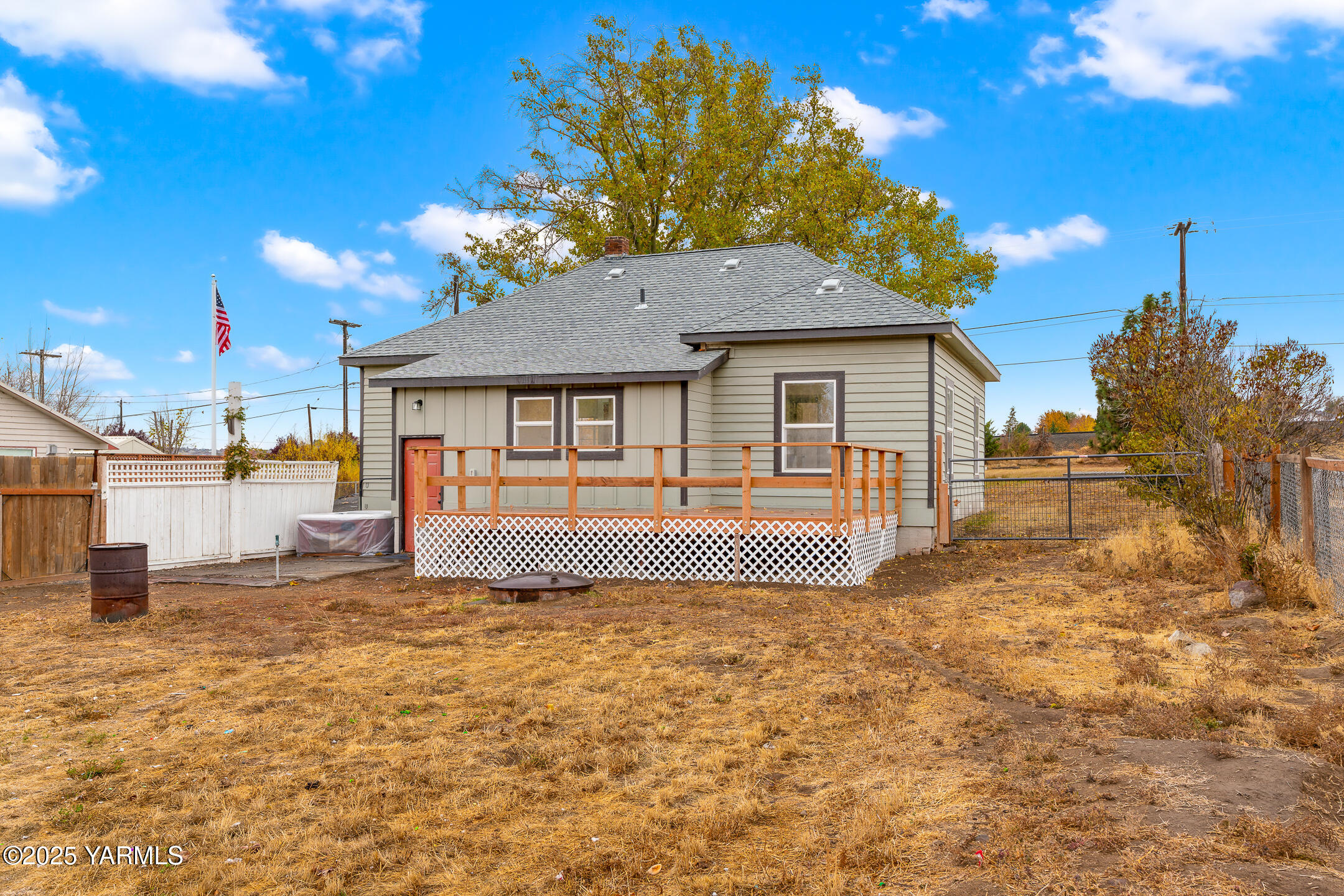 1891 North Wenas Road Selah, WA 98942 - Photo 26 of 27 a house view with a swimming pool