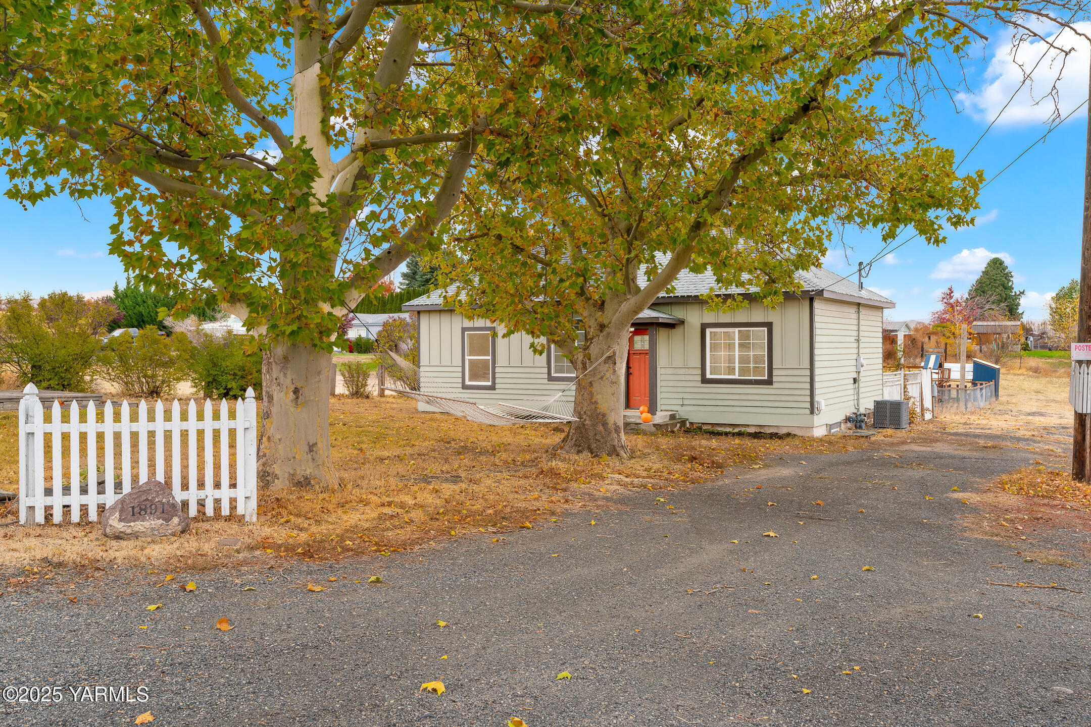 1891 North Wenas Road Selah, WA 98942 - Photo 3 of 27 a front view of a house with a tree