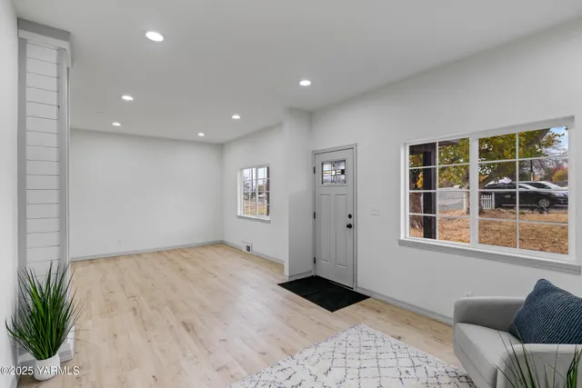 a view of livingroom with furniture and windows