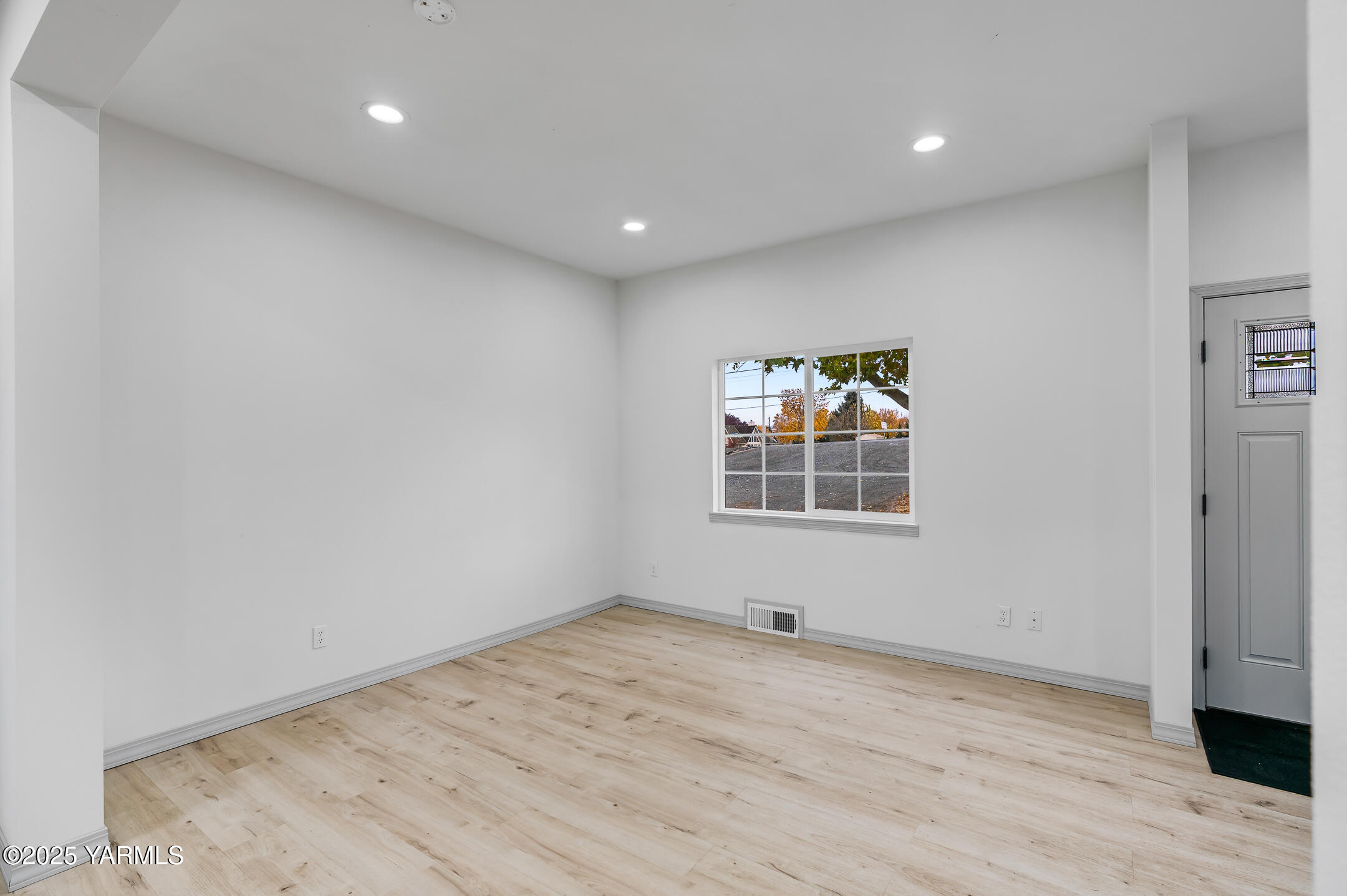 1891 North Wenas Road Selah, WA 98942 - Photo 8 of 27 a view of empty room