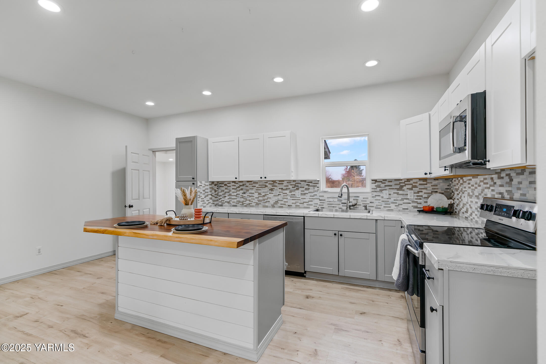 1891 North Wenas Road Selah, WA 98942 - Photo 10 of 27 a kitchen with stainless steel appliances granite countertop a sink stove and cabinets