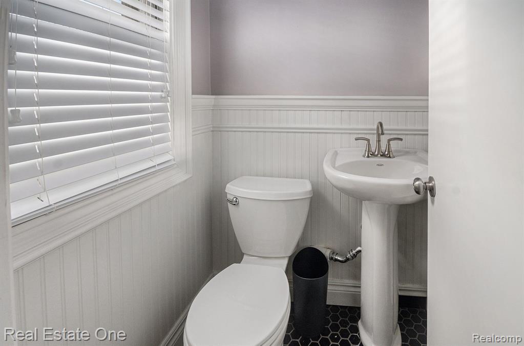 1651 Littlestone Road Grosse Pointe Woods, MI 48236 - Photo 7 of 17