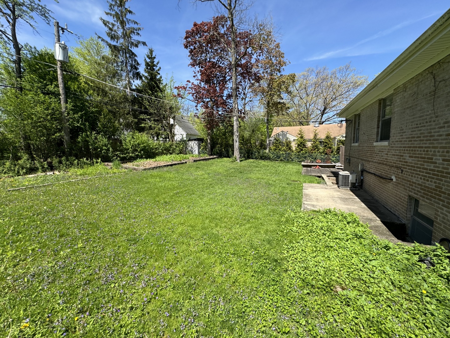 238 Ridge Road Highland Park, IL 60035 - Photo 4 of 5 a backyard of a house with lots of green space