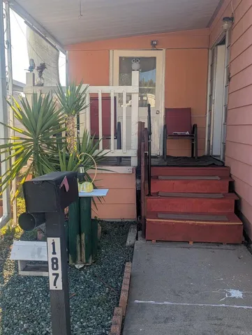 a view of entryway front of house