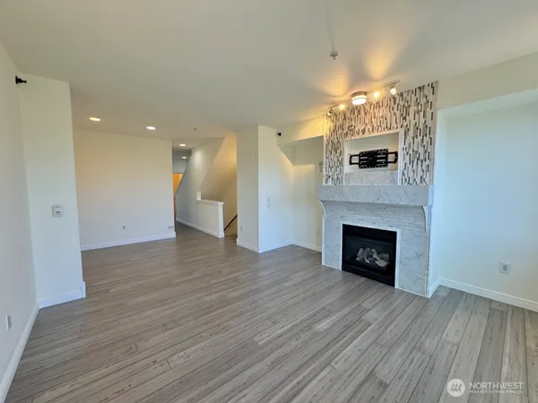 $3,300 | 21287 Southeast 42nd Lane, Issaquah, WA 98029