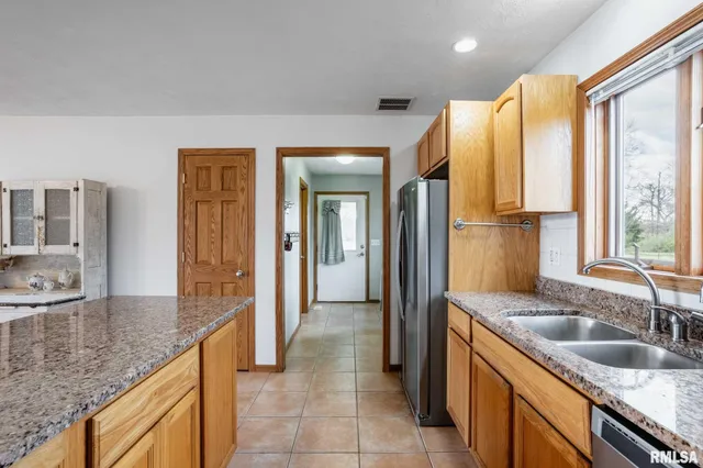 $325,000 | 450 Clark School Road, De Soto, IL 62924