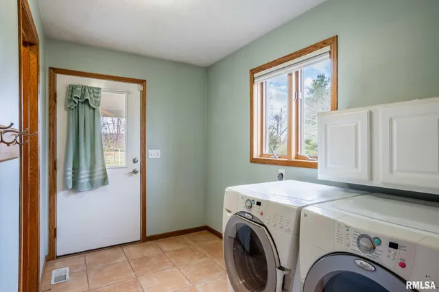 $325,000 | 450 Clark School Road, De Soto, IL 62924