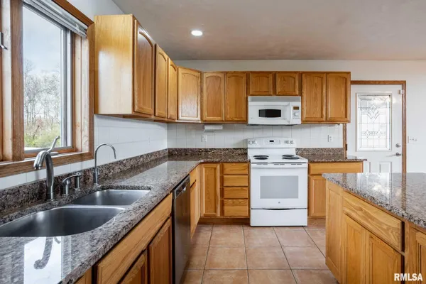 $310,000 | 450 Clark School Road, De Soto, IL 62924