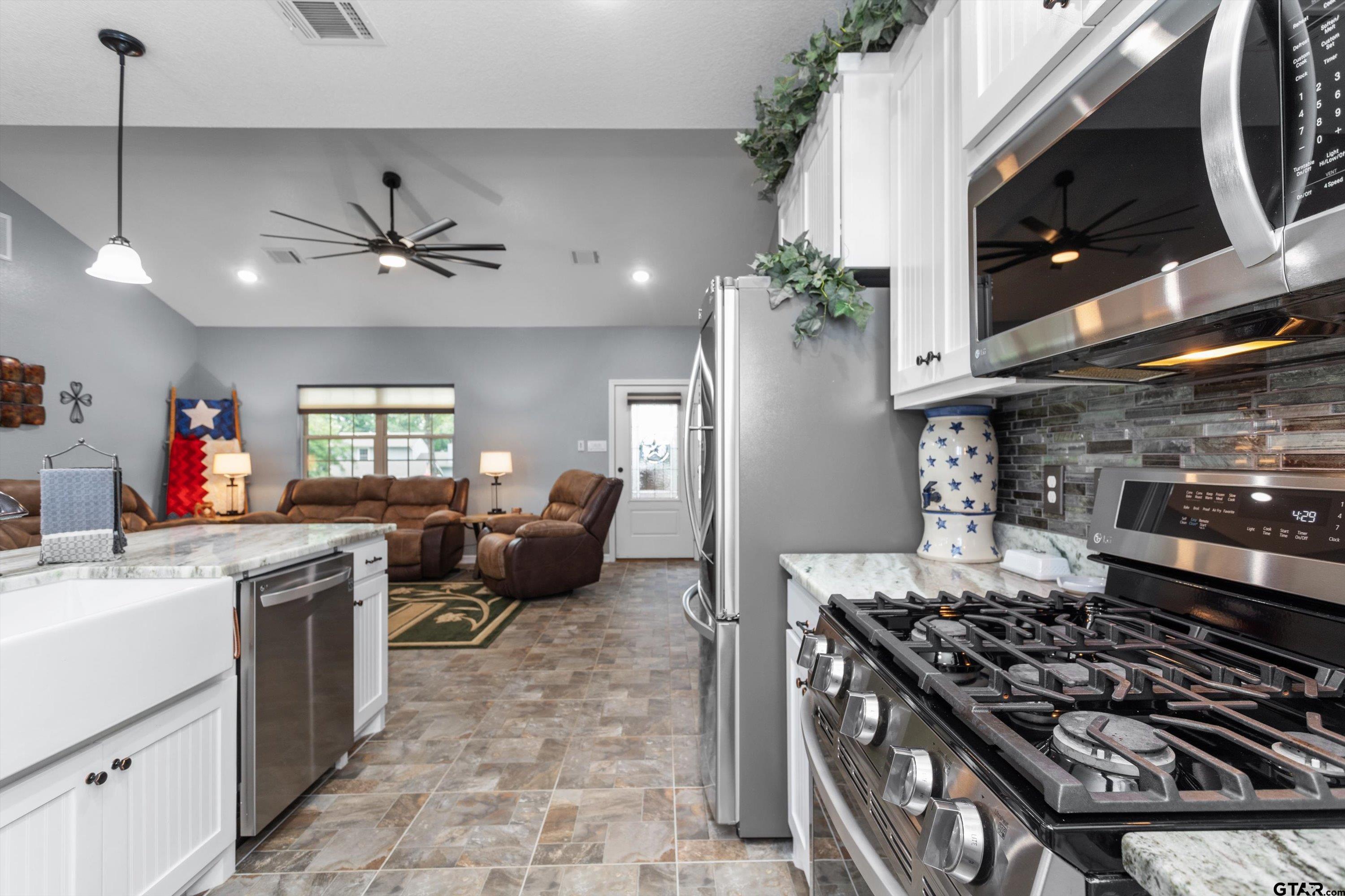 297 Hilltop Road Crockett, TX 75835 - Photo 11 of 33