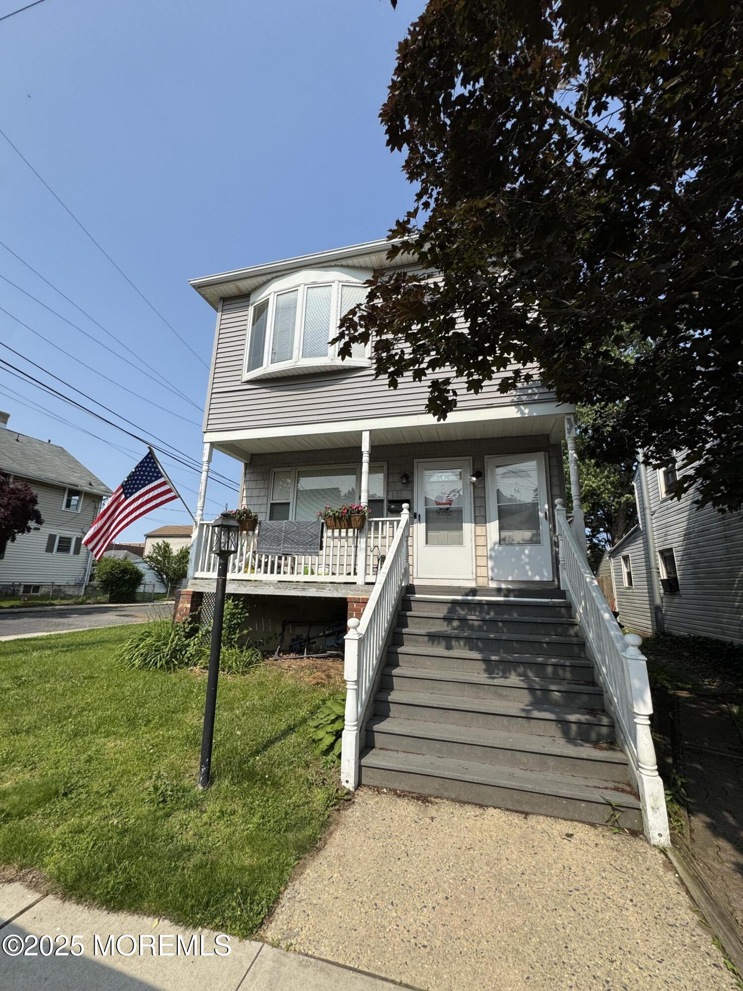 a view of a house with backyard