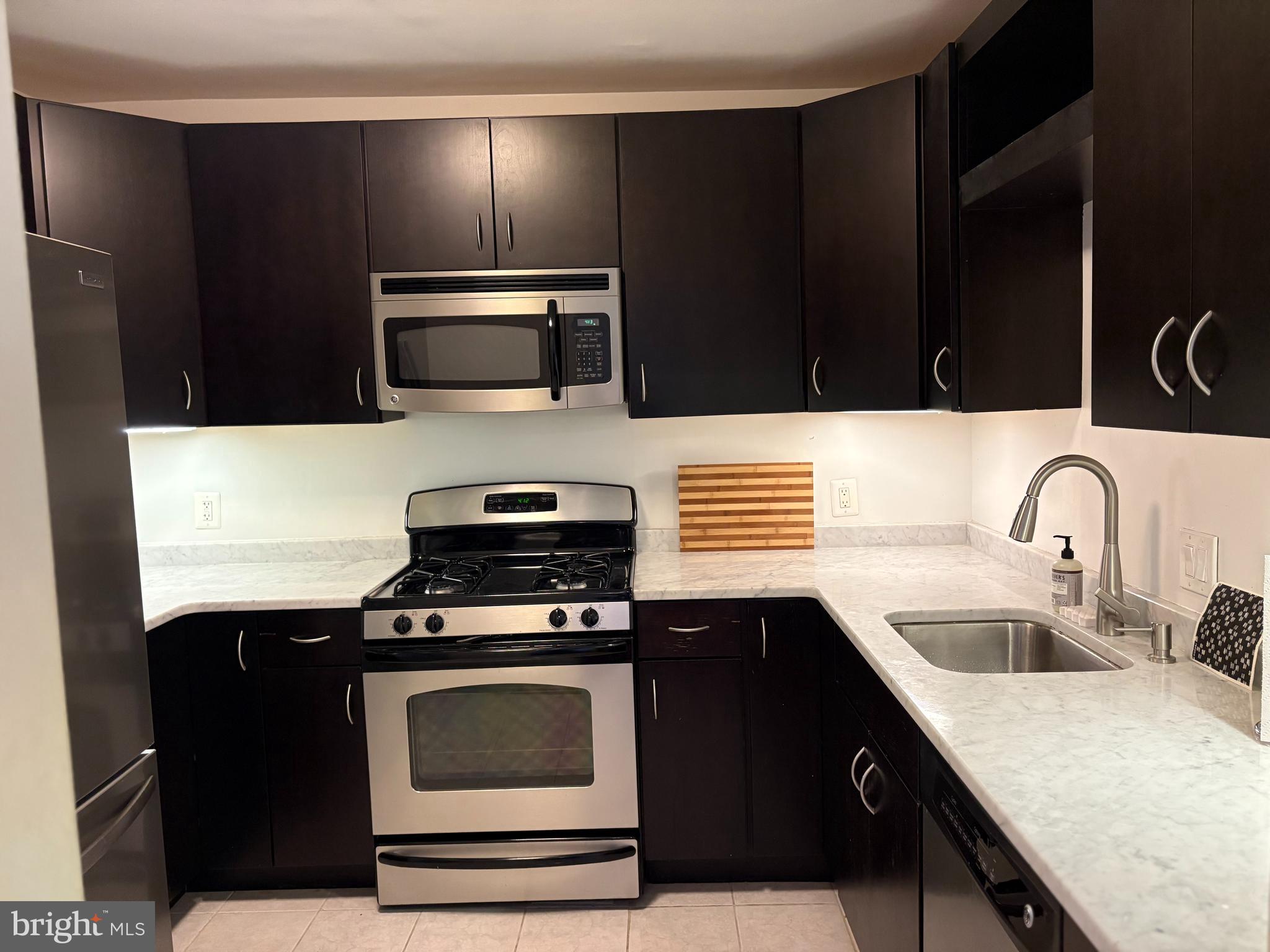 5101 River Road, Unit 1608 Bethesda, MD 20816 - Photo 15 of 38 kitchen