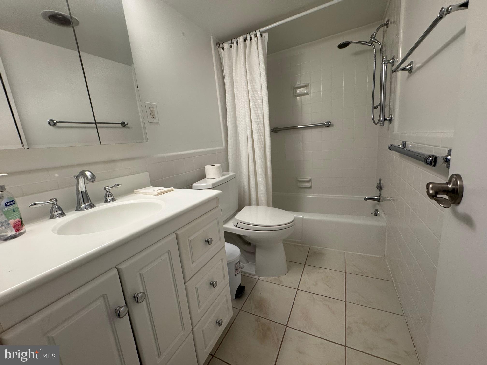 5101 River Road, Unit 1608 Bethesda, MD 20816 - Photo 23 of 38 bathroom
