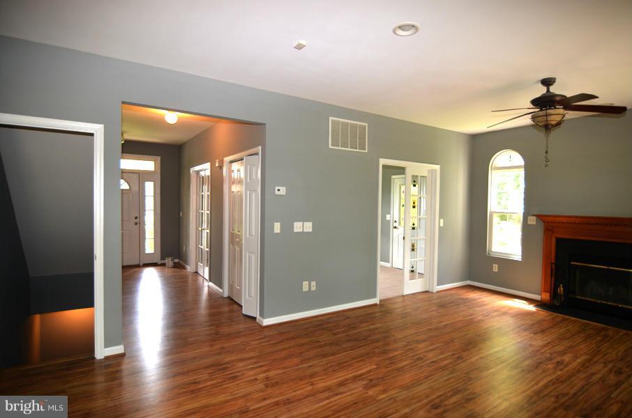 860 Clamshell Court Edgewater, MD 21037 - Photo 6 of 30 Living Room