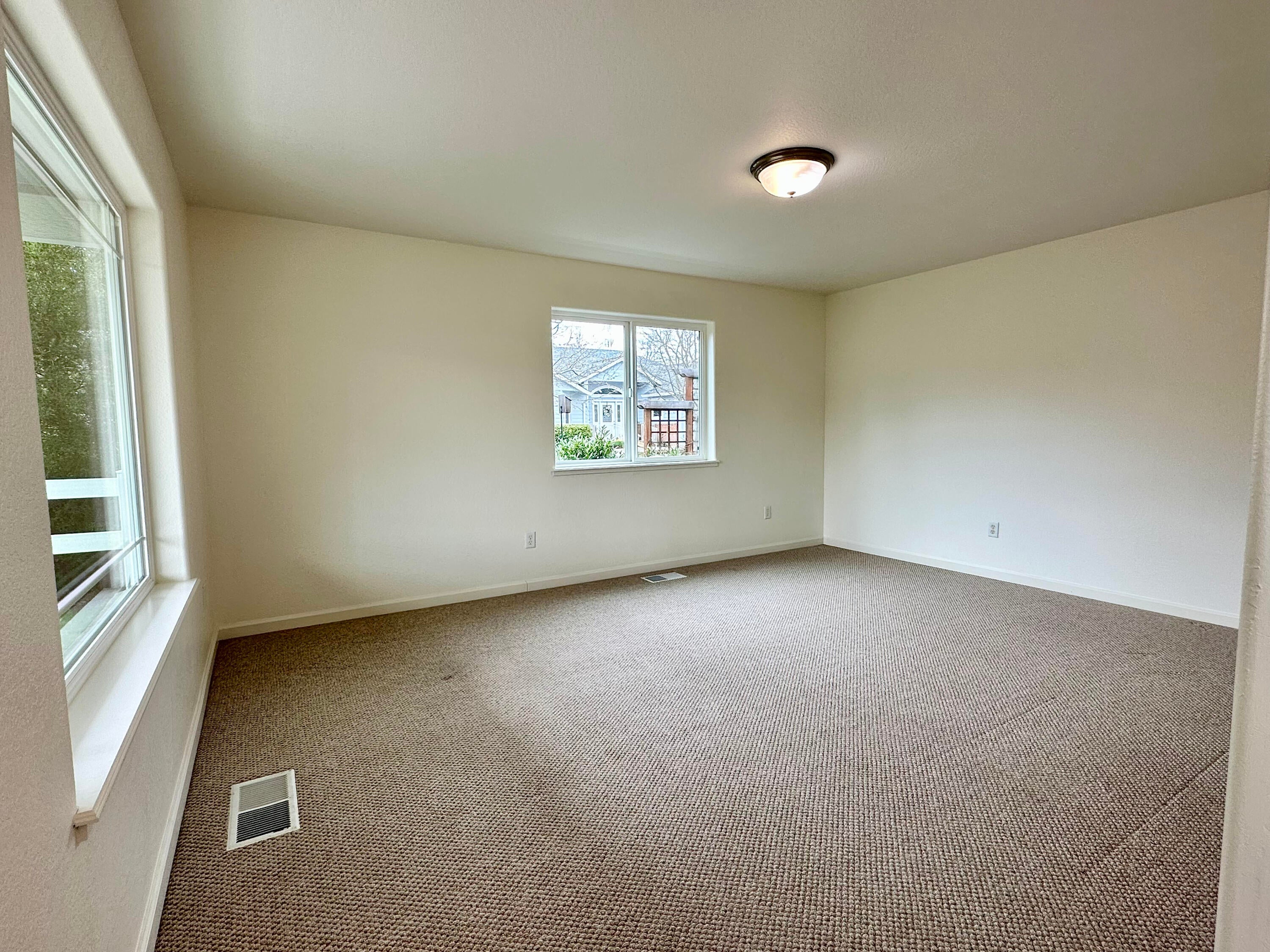 112 Walnut Place Phoenix, OR 97535 - Photo 3 of 78 Sitting rm/Den