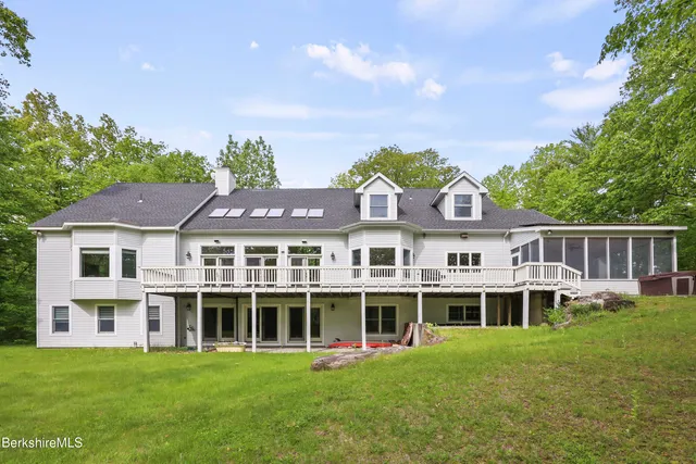 a view of a yard in front of a house