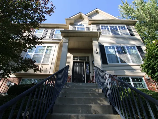 $340,000 | 120 Melrose Court, South Elgin, IL 60177