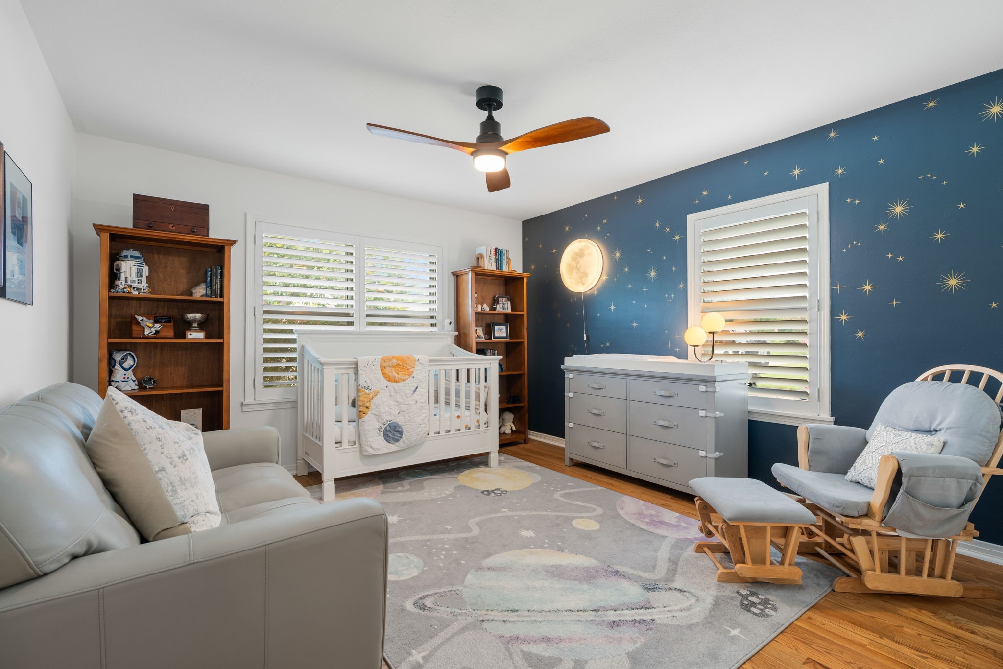 1115 Woodhill Road Houston, TX 77008 - Photo 14 of 29 Large secondary bedroom with great windows, ceiling fan and large closet.