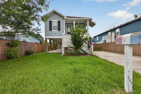 $2,500 | 2212 Victory Avenue, Galveston, TX 77551