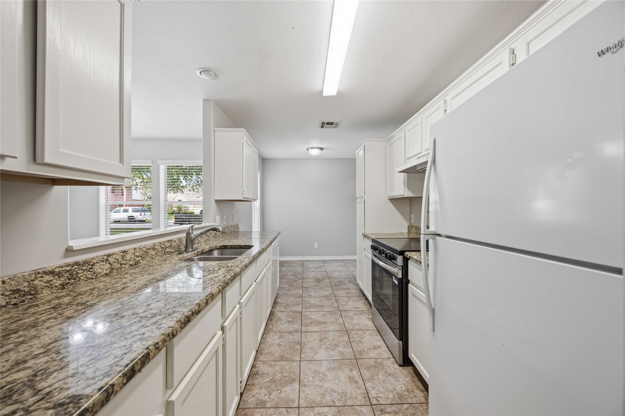 23619 Summer Pine Drive Spring, TX 77373 - Photo 6 of 25 Kitchen with lots of cabinets and pantry
