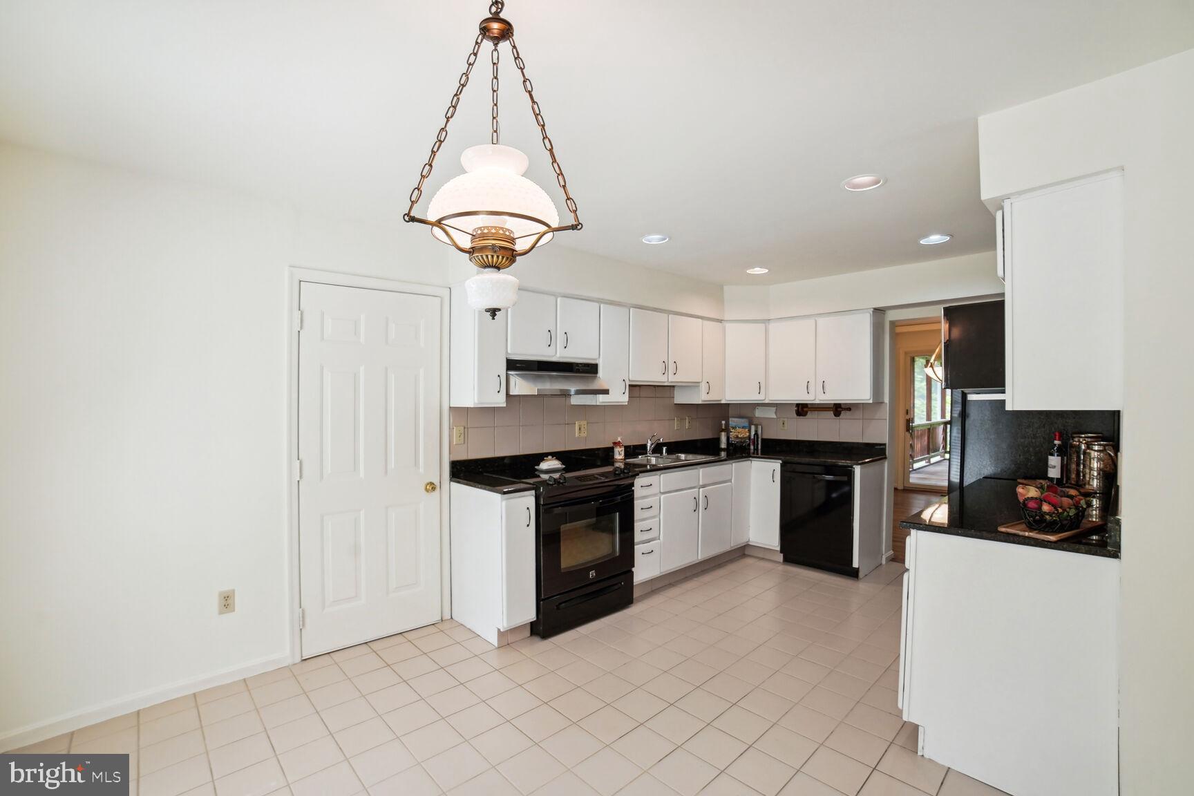 5015 Whetstone Road Columbia, MD 21044 - Photo 17 of 36 Granite Counters