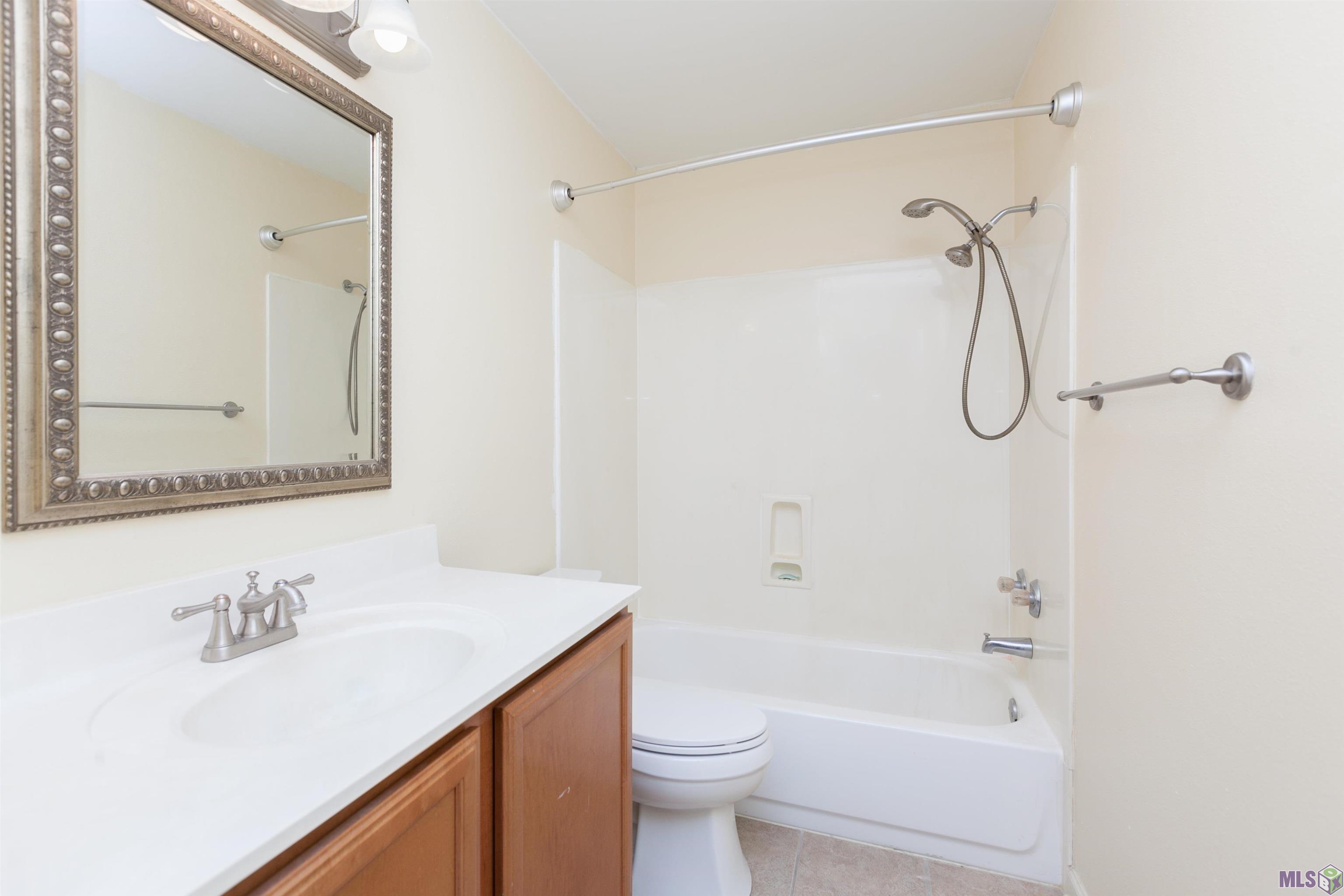 8155 Jefferson Highway, Unit 1301 Baton Rouge, LA 70809 - Photo 12 of 18 Master Bath
