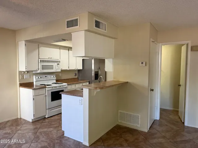 $1,600 | 13212 North 3rd Way, Phoenix, AZ 85022