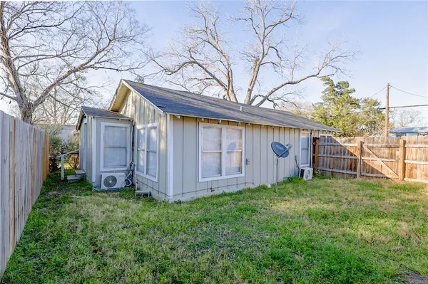 a view of a house with backyard