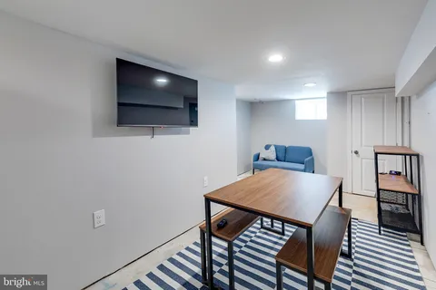 a view of livingroom with furniture