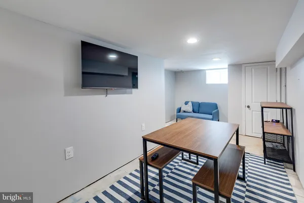 a view of livingroom with furniture