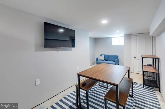 a view of livingroom with furniture