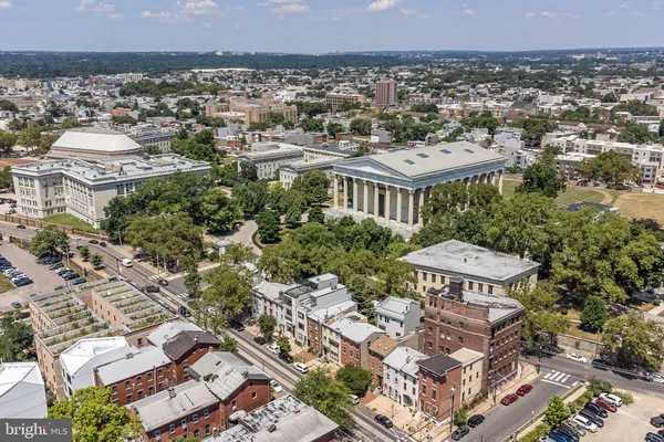 a couple of cars is parked in front of a building