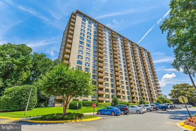 $1,950 | 5225 Pooks Hill Road, Unit 116N, Bethesda, MD 20814