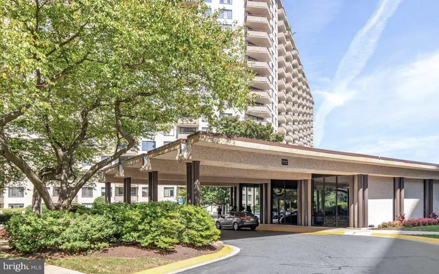 $1,950 | 5225 Pooks Hill Road, Unit 116N, Bethesda, MD 20814