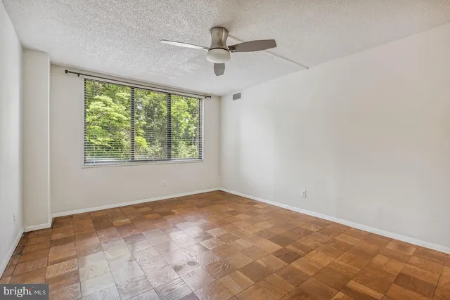 $1,950 | 5225 Pooks Hill Road, Unit 116N, Bethesda, MD 20814