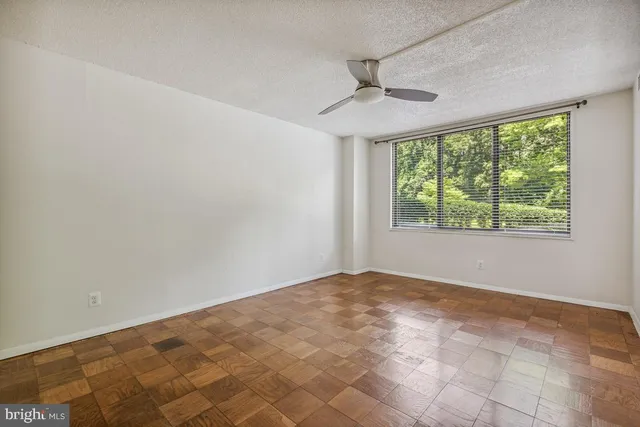 $1,950 | 5225 Pooks Hill Road, Unit 116N, Bethesda, MD 20814